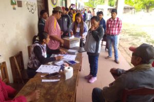 varias personas en fila