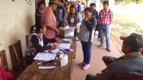 varias personas en fila