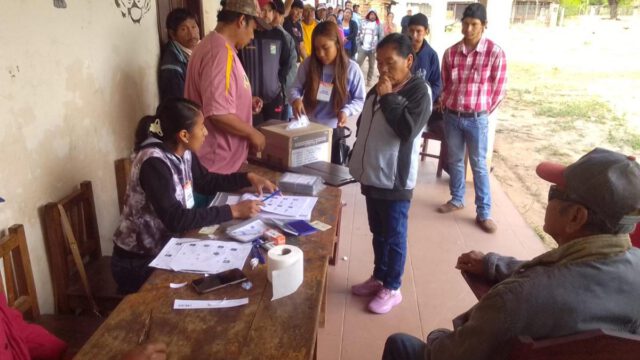 varias personas en fila