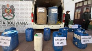 Minibús convertido en cisterna: hallan combustible ilegal y aprehenden a cuatro personas