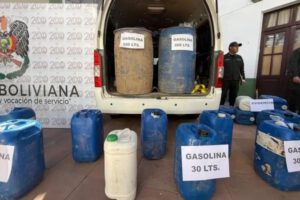 Minibús convertido en cisterna: hallan combustible ilegal y aprehenden a cuatro personas