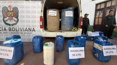 Minibús convertido en cisterna: hallan combustible ilegal y aprehenden a cuatro personas