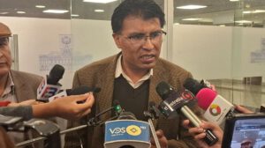 El senador Nilton Condori en conferencia de prensa