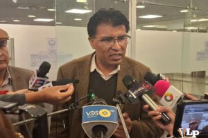 El senador Nilton Condori en conferencia de prensa