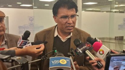 El senador Nilton Condori en conferencia de prensa
