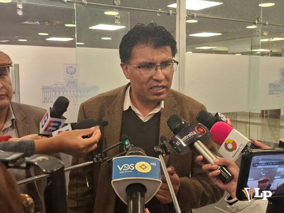 El senador Nilton Condori en conferencia de prensa