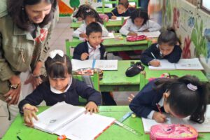 niños en una escuela