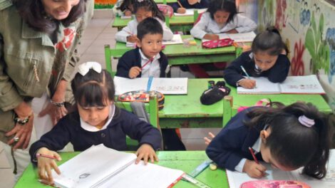 niños en una escuela