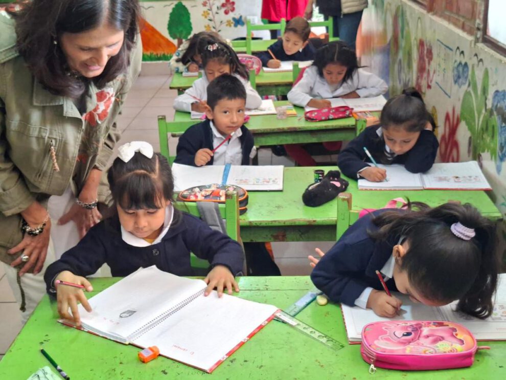 niños en una escuela