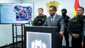 Mirko Soko, comandante de la Policía Boliviana (i), junto al ministro de Gobierno, Marco Antonio Oviedo (c)