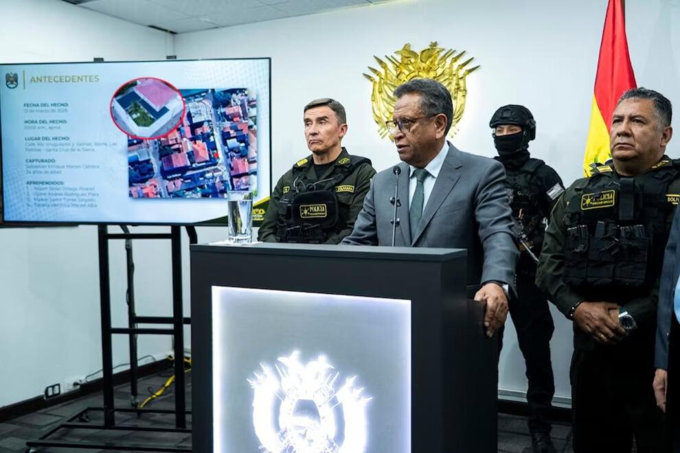 Mirko Soko, comandante de la Policía Boliviana (i), junto al ministro de Gobierno, Marco Antonio Oviedo (c)