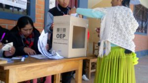 Una persona votando en Oruro