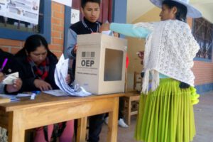Una persona votando en Oruro