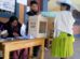 Una persona votando en Oruro