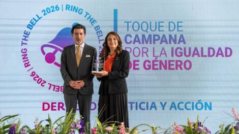 Hugo Morató, presidente del Directorio de la BBV, entrega el reconocimiento a Verónica Gavilanes, gerente general de BancoSol