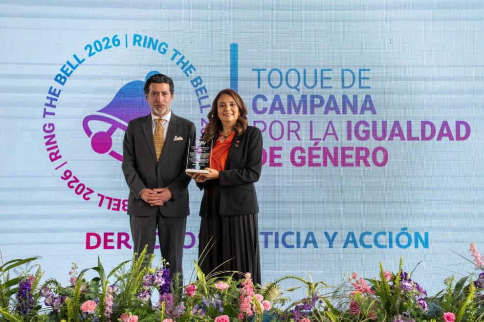 Hugo Morató, presidente del Directorio de la BBV, entrega el reconocimiento a Verónica Gavilanes, gerente general de BancoSol