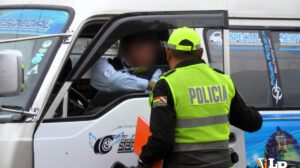 Policia insta a chofer a colocarse el cinturón de seguridad