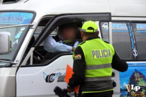 Policia insta a chofer a colocarse el cinturón de seguridad