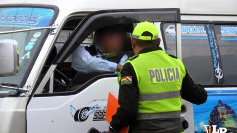 Policia insta a chofer a colocarse el cinturón de seguridad