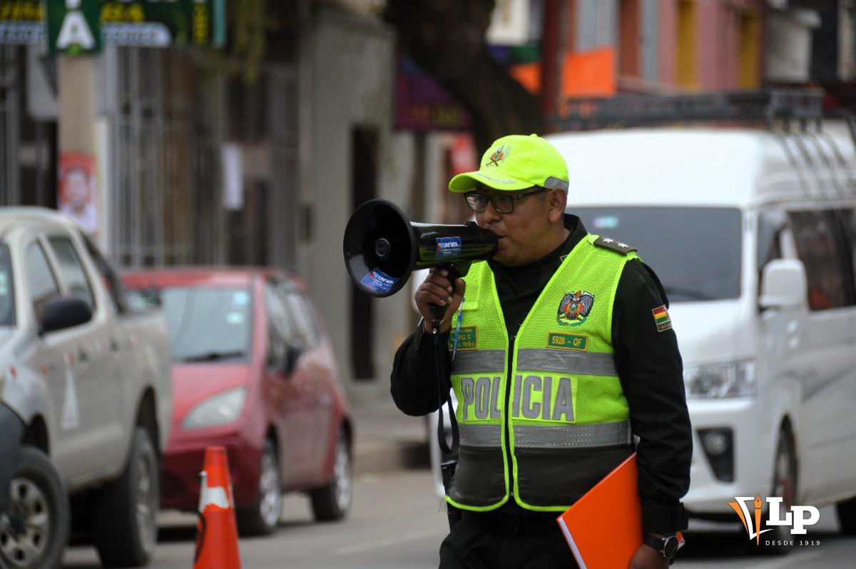 los oficiales instan a los conductores colocarse el cinturón de seguridad