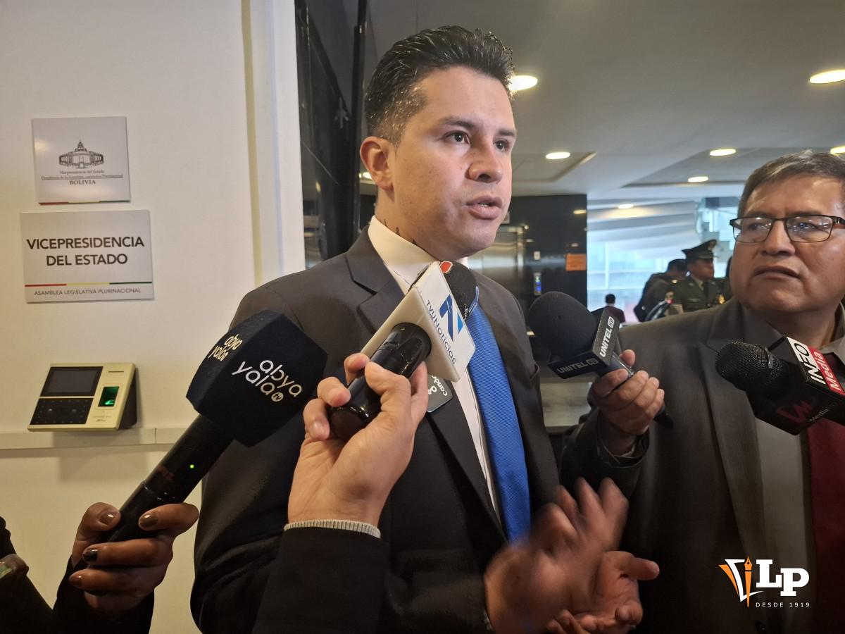 El diputado Manolo Rojas en conferencia de prensa