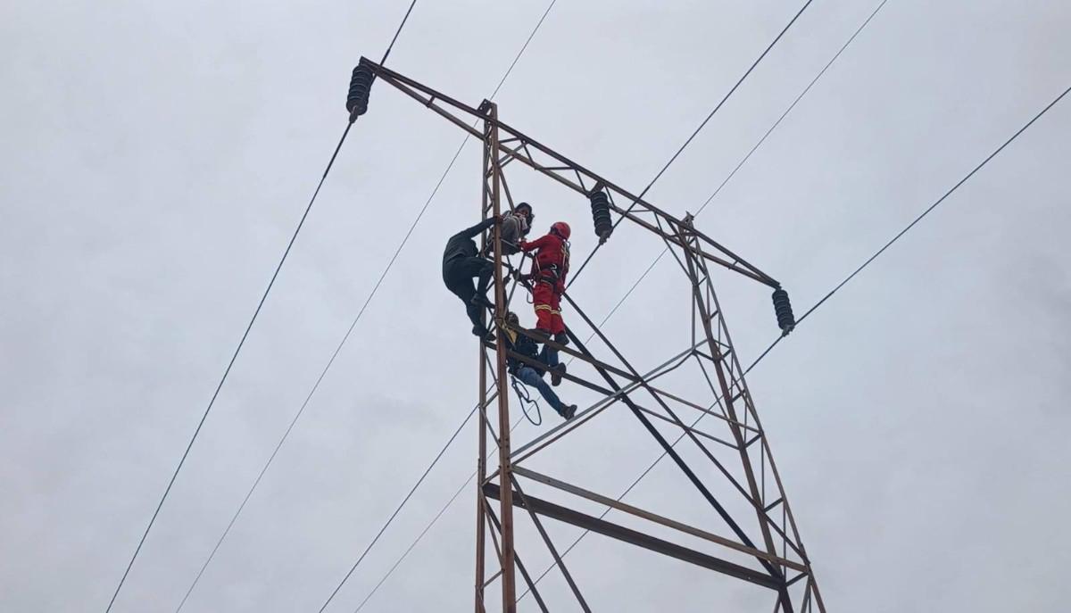 Bomberos cumpliendo su labor