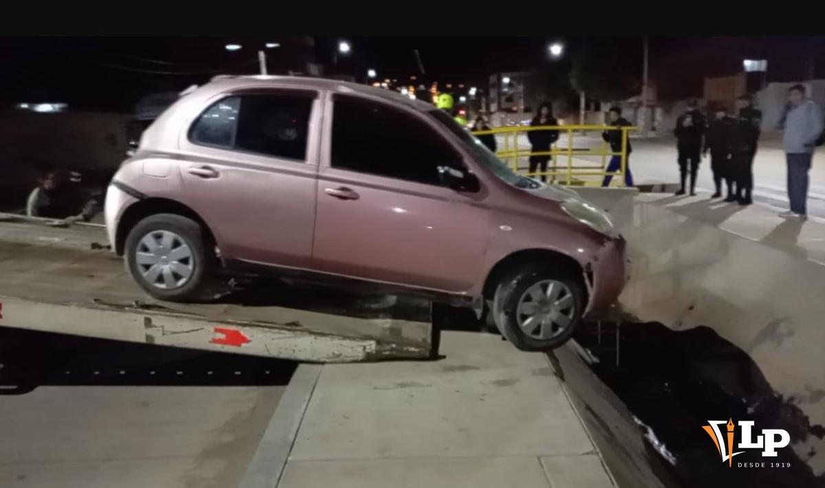 El vehículo siendo remolcado por la grúa