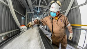 un hombre trabajando