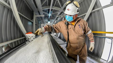 un hombre trabajando