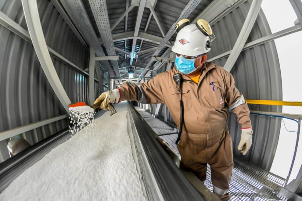 un hombre trabajando