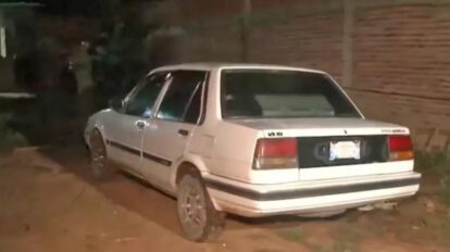 un auto blanco