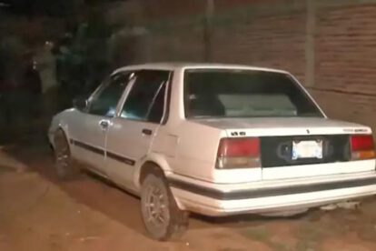 un auto blanco