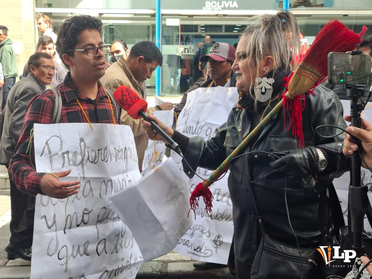 Hombres protestando con Mujeres Creando