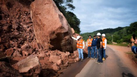hombres trabajadores realizando la inspección a la carretera