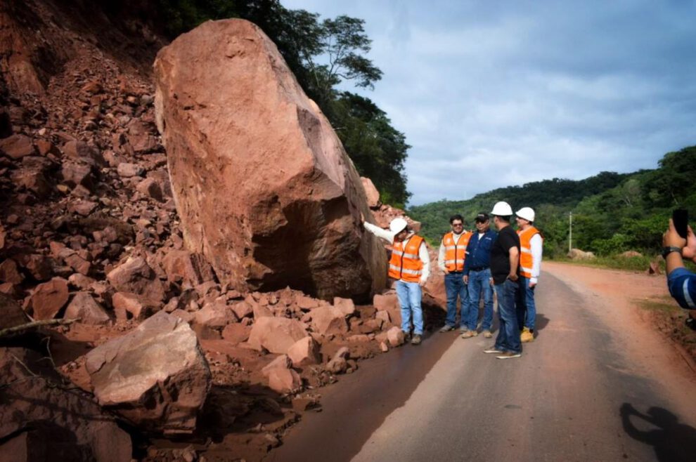 hombres trabajadores realizando la inspección a la carretera