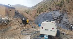 El compresor (aparato blanco con ruedas): es una máquina que genera aire a presión