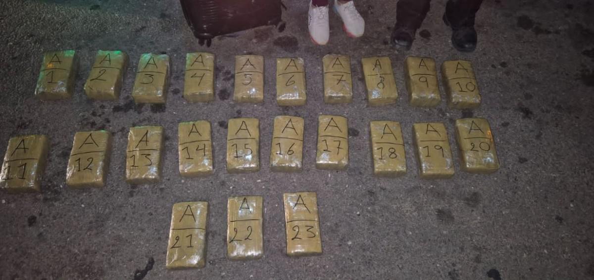 se muestran los paquetes de droga que llevaba la mujer