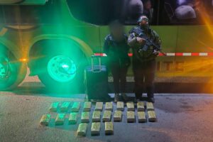 muestran a la mujer con los paquetes de marihuana