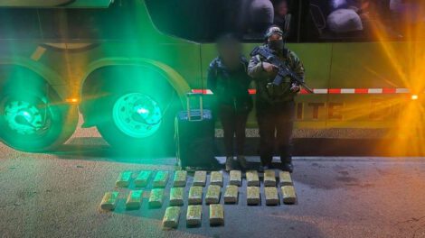 muestran a la mujer con los paquetes de marihuana