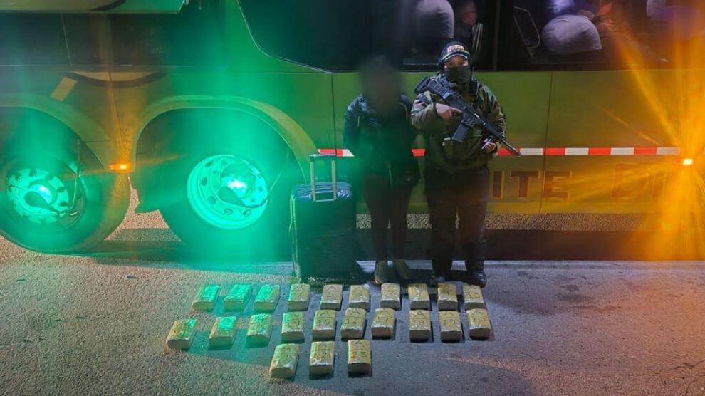 muestran a la mujer con los paquetes de marihuana