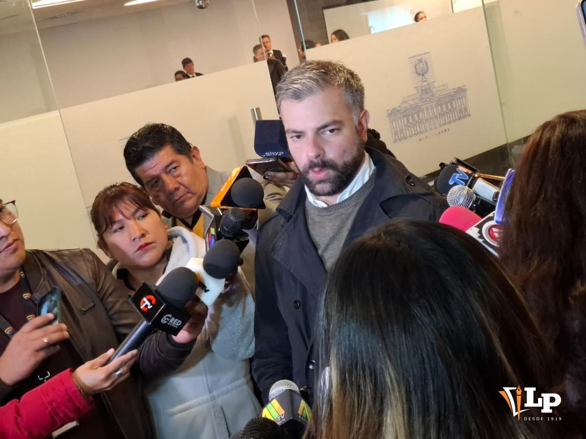 El senador José Manuel Ormachea en conferencia de prensa