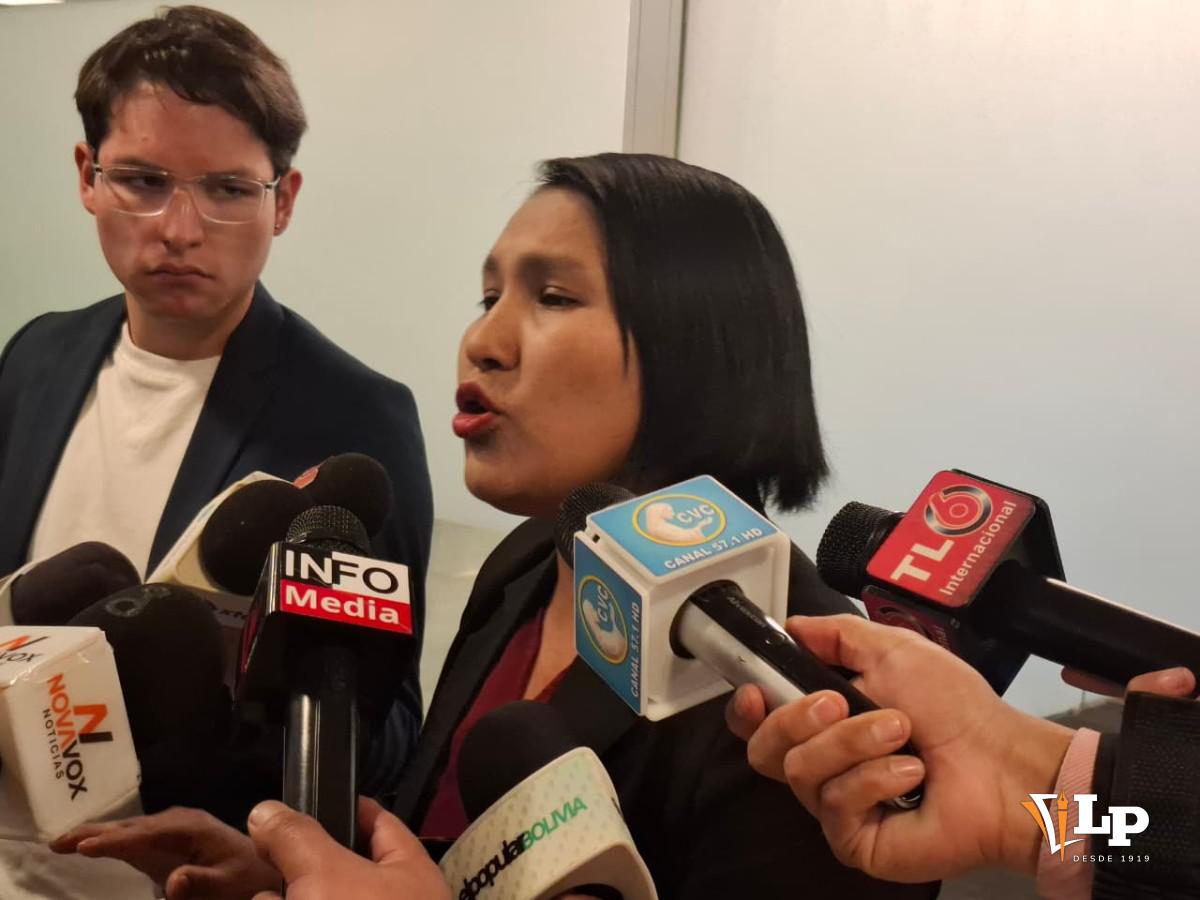 La senadora Elena Pachacute en conferencia de prensa
