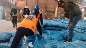 oficiales hacen la revision correspondiente