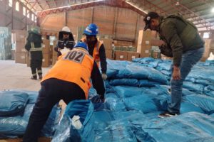 oficiales hacen la revision correspondiente