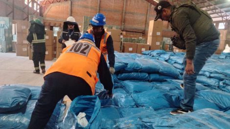 oficiales hacen la revision correspondiente