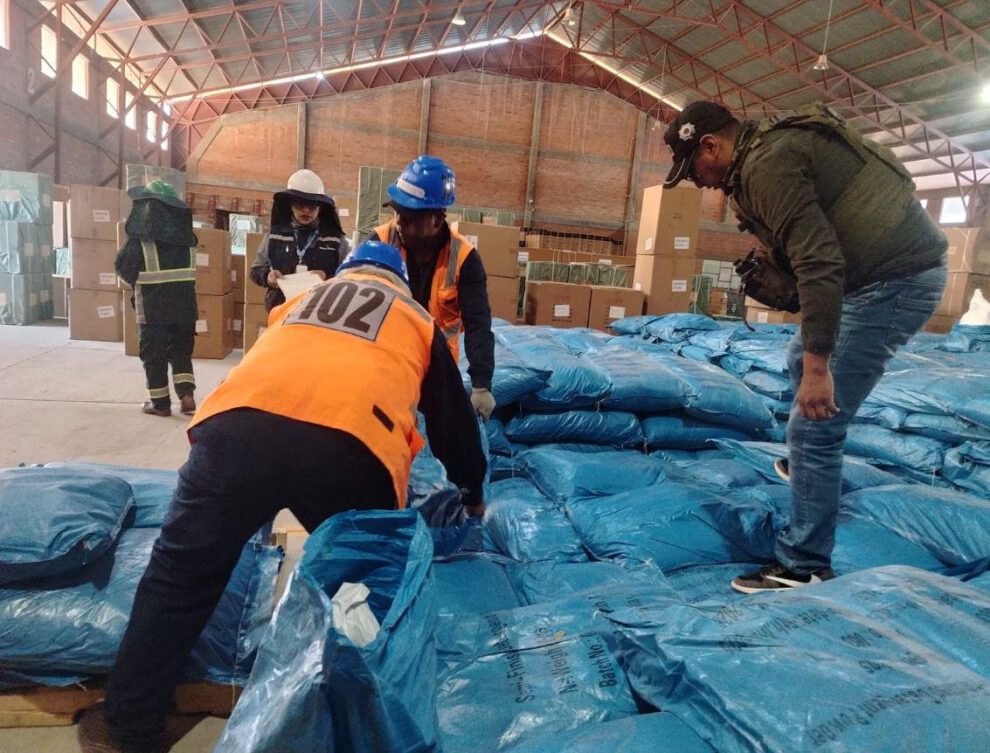 oficiales hacen la revision correspondiente