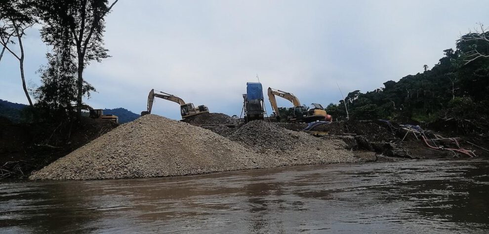 Máquinas escarban la tierra en las orillas de los ríos para extraer oro.