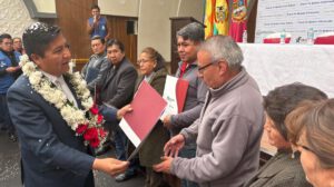 Alcalde junto a comerciantes