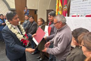 Alcalde junto a comerciantes