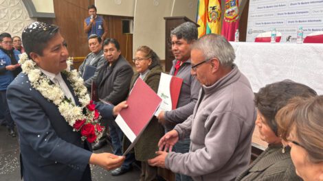 Alcalde junto a comerciantes